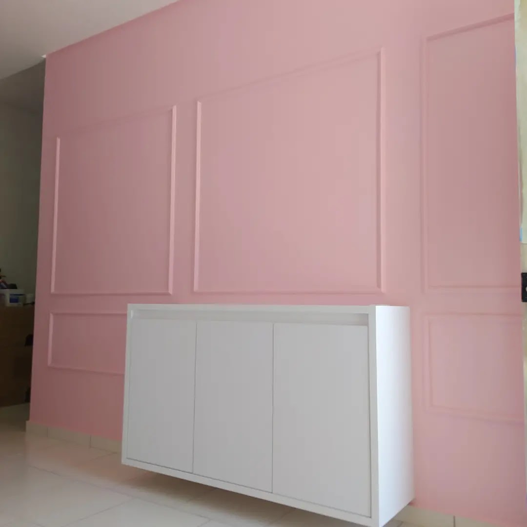 Parede com painéis boiserie em tom rosa