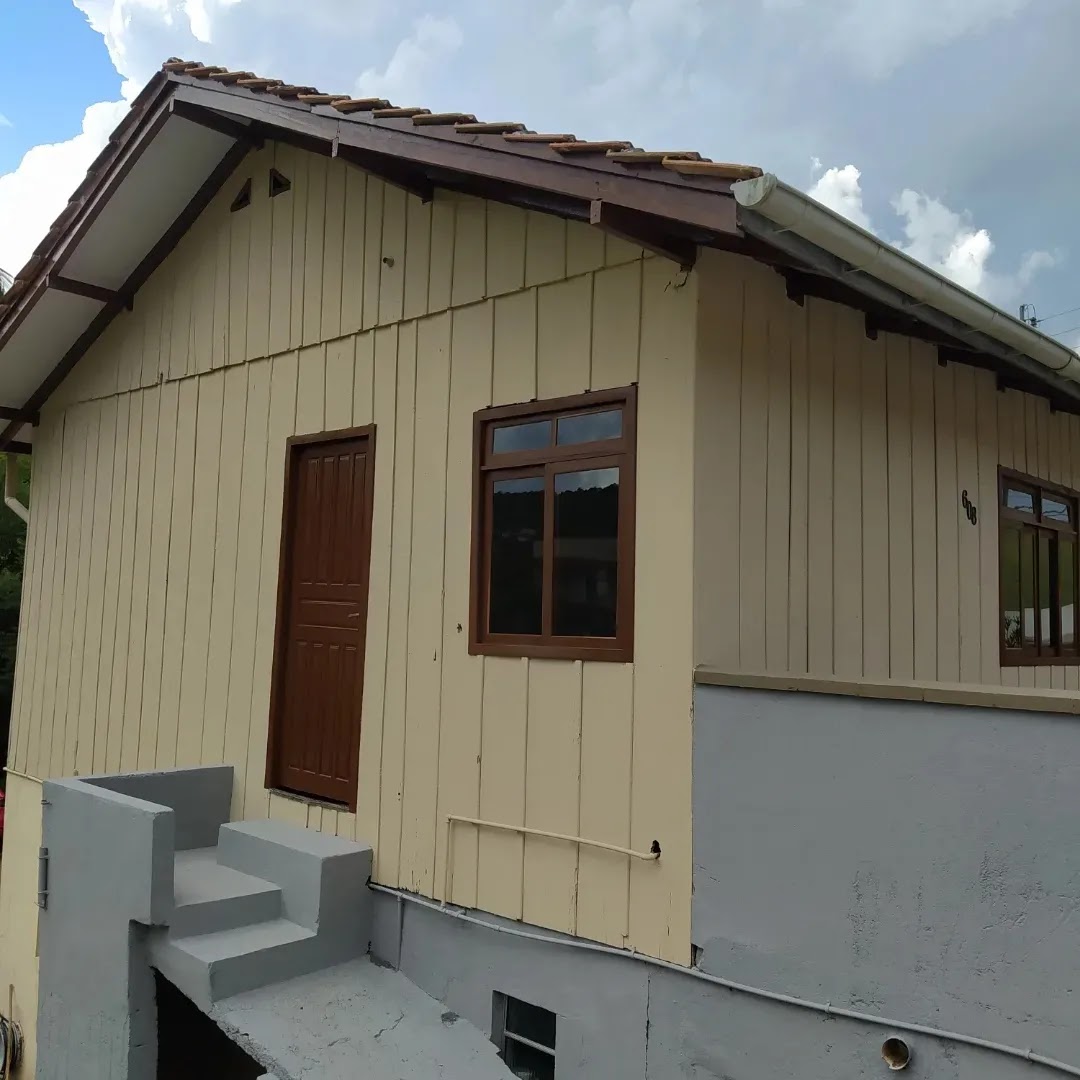 Fachada residencial pintada em tom creme