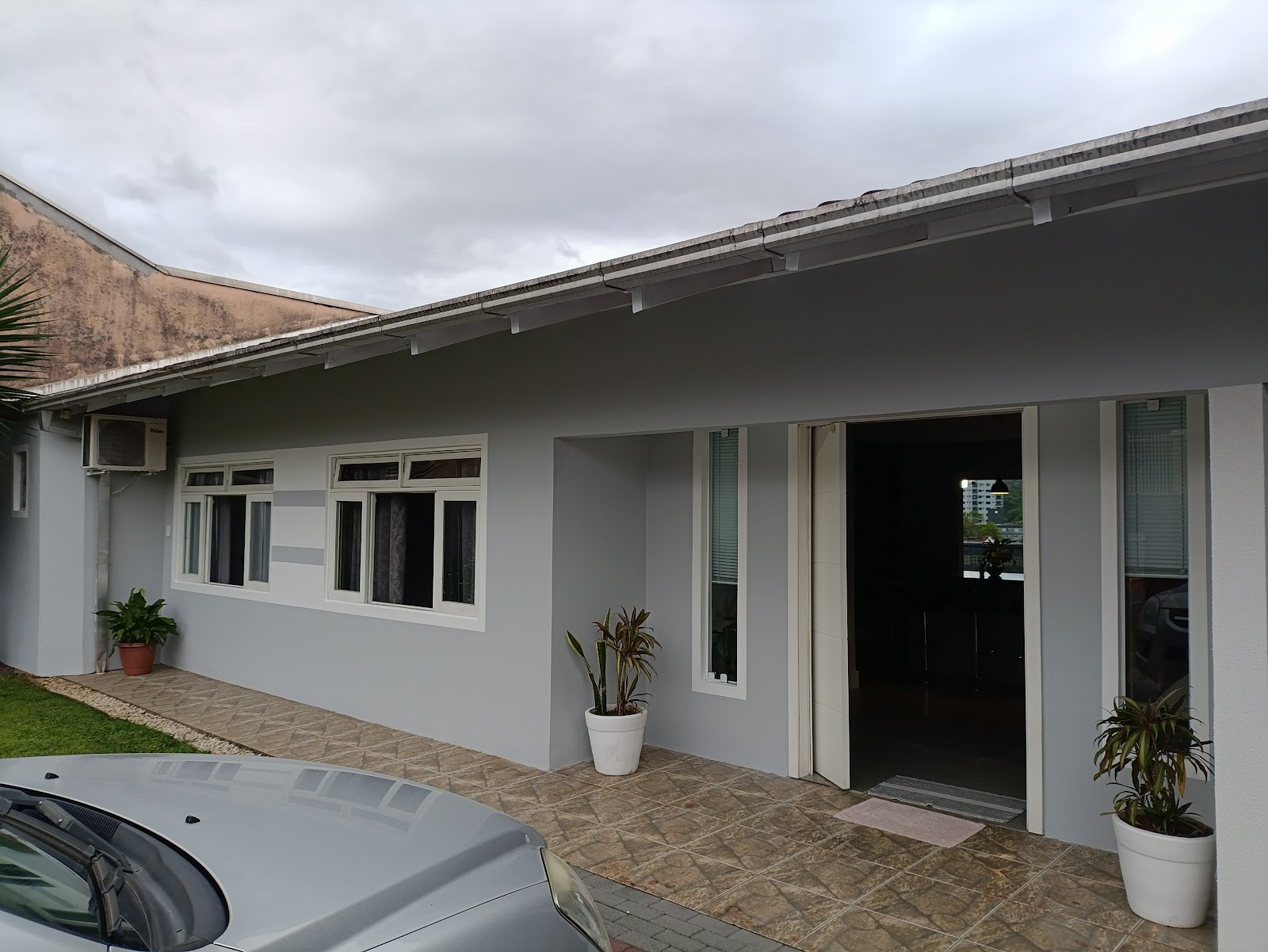 Fachada residencial em cinza contemporâneo
