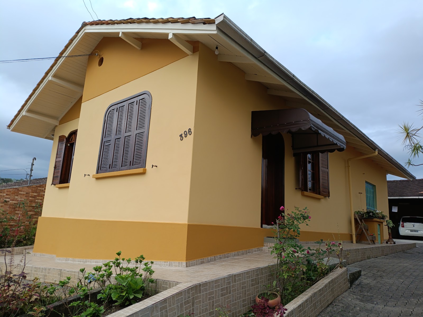 Fachada residencial em tons terrosos