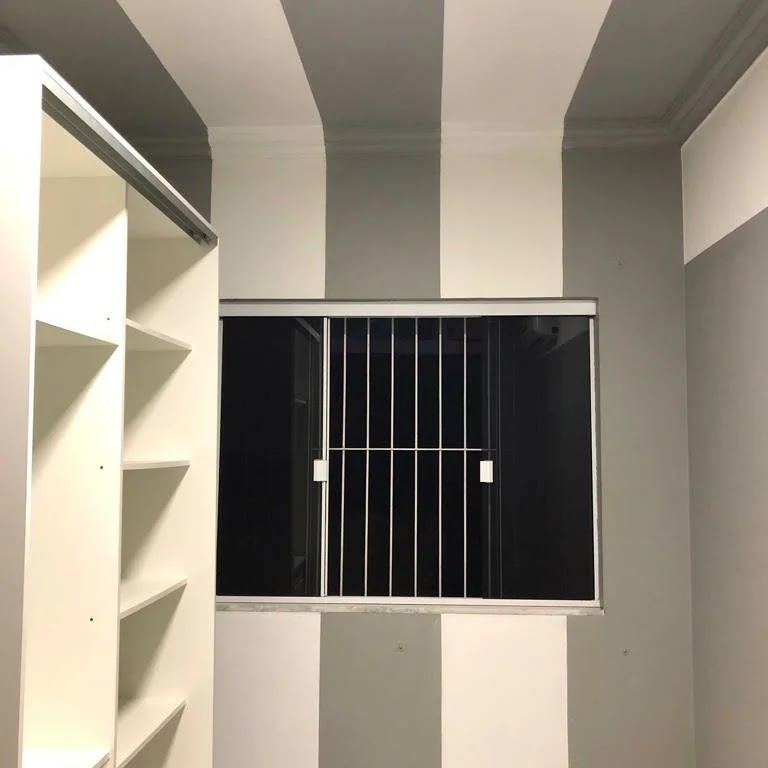 Parede com listras decorativas cinza e branco