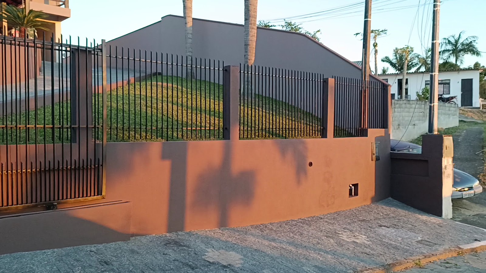 Muro externo pintado em terracota