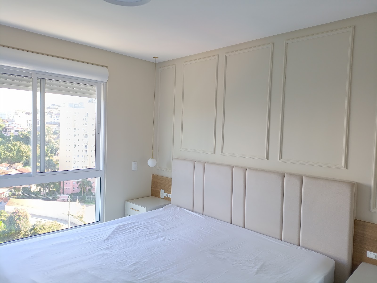 Parede boiserie em quarto na cor creme